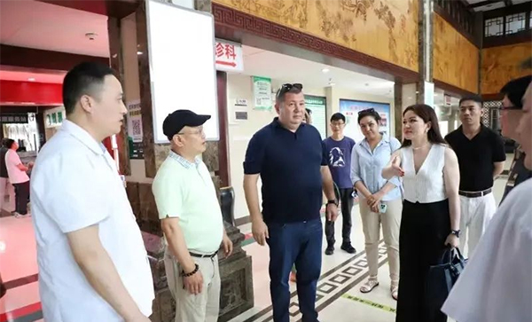 武漢耦合醫(yī)學(xué)總經(jīng)理陪同哈薩克斯坦KAZBIOTECH LLP集團(tuán)總裁參觀十堰市中醫(yī)院