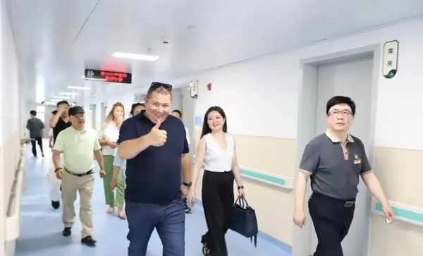 武漢耦合醫(yī)學(xué)總經(jīng)理陪同哈薩克斯坦KAZBIOTECH LLP集團(tuán)總裁參觀十堰市中醫(yī)院