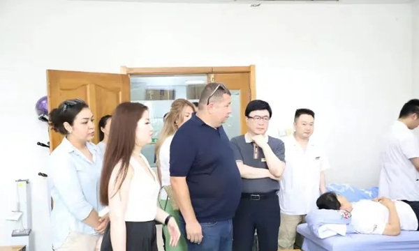 武漢耦合醫(yī)學(xué)總經(jīng)理陪同哈薩克斯坦KAZBIOTECH LLP集團(tuán)總裁參觀十堰市中醫(yī)院