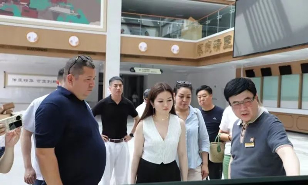 武漢耦合醫(yī)學(xué)總經(jīng)理陪同哈薩克斯坦KAZBIOTECH LLP集團(tuán)總裁參觀十堰市中醫(yī)院